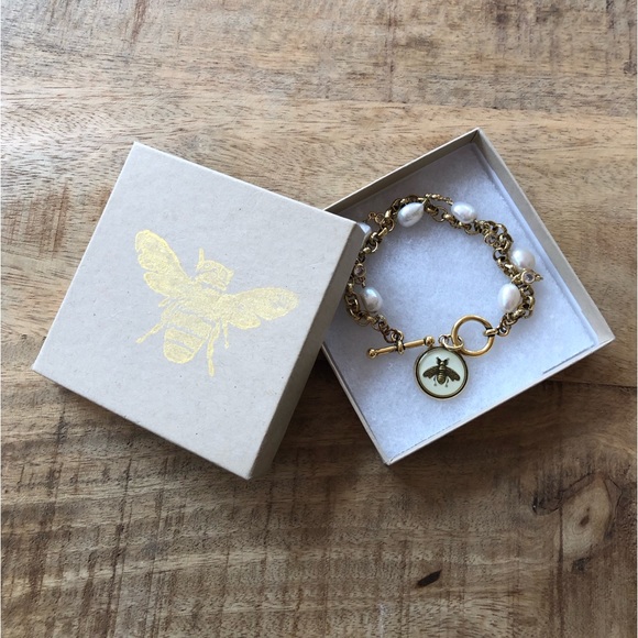 CHANEL bee charm on gorgeous Julie Kreamer gold & freshwater pearl bracelet - Picture 8 of 16